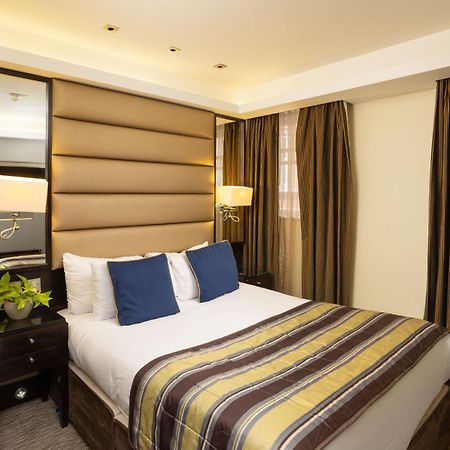 Park Grand Mayfair London Bagian luar foto A bedroom at the hotel