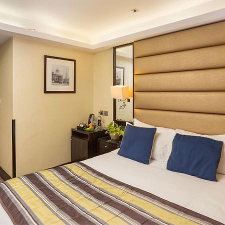 Park Grand Mayfair London Bagian luar foto A room at the hotel