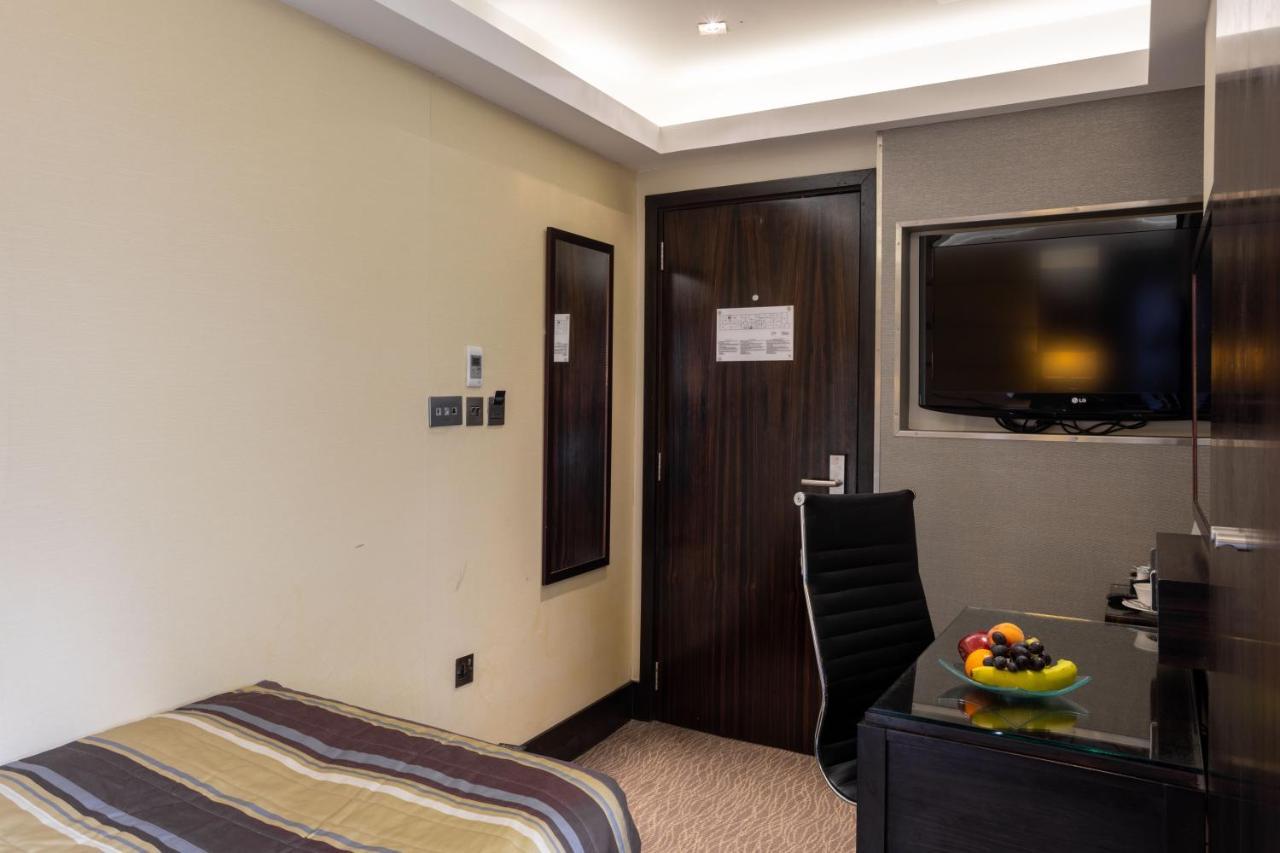 Park Grand Mayfair London Bagian luar foto A room at the hotel