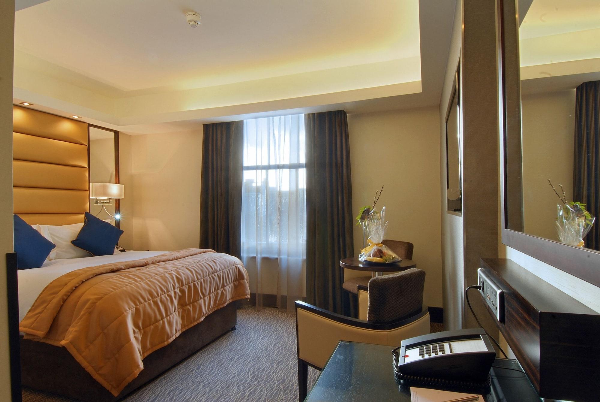 Park Grand Mayfair London Bagian luar foto A room at the hotel