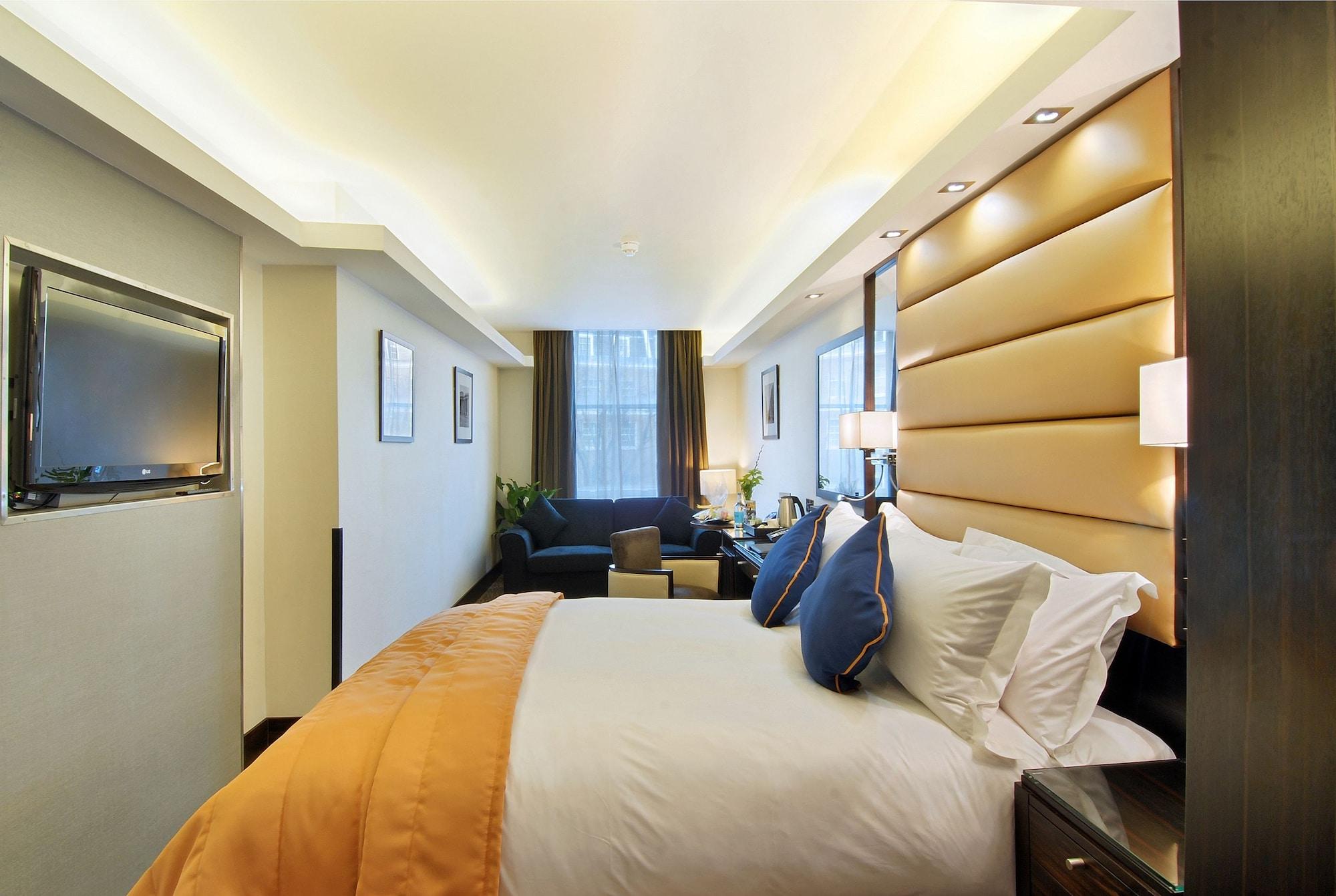 Park Grand Mayfair London Bagian luar foto A bedroom at the hotel