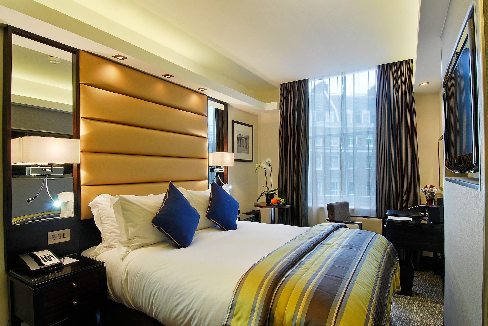 Park Grand Mayfair London Bagian luar foto A bedroom at the hotel