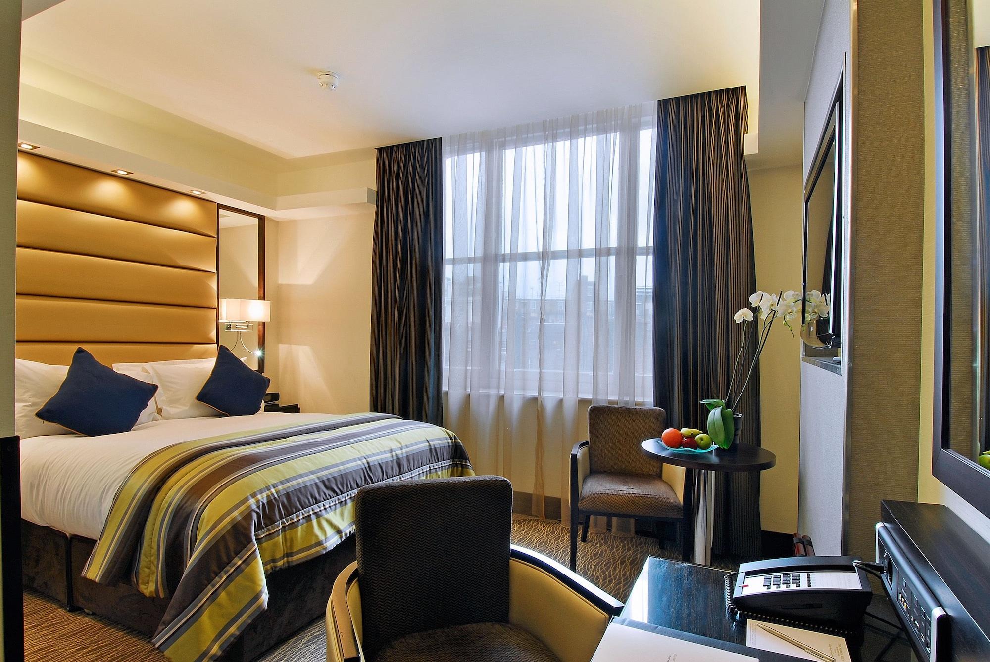 Park Grand Mayfair London Bagian luar foto A room at the hotel