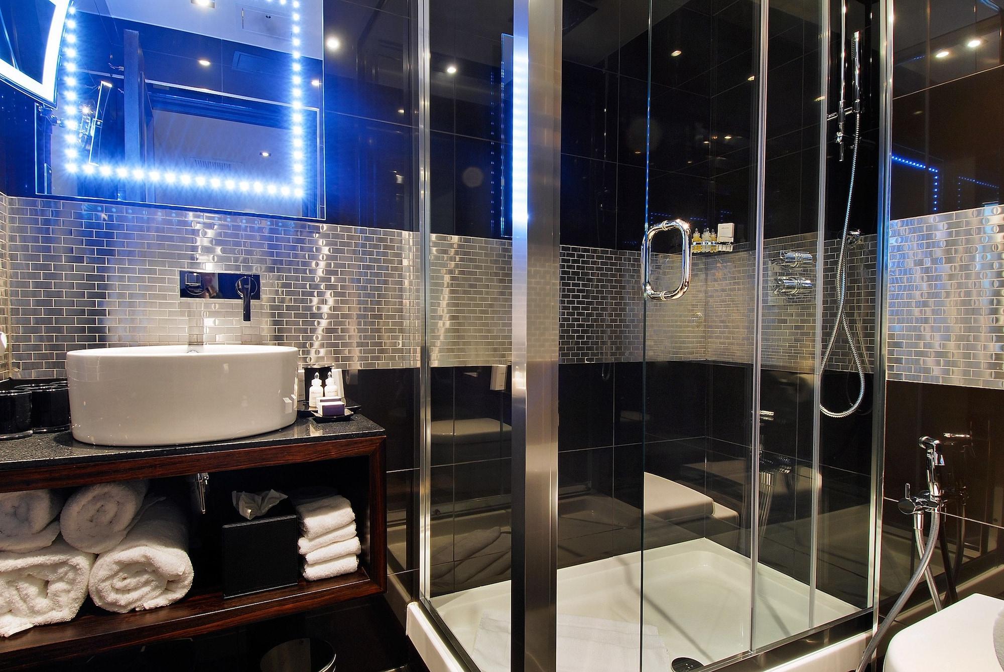 Park Grand Mayfair London Bagian luar foto A shower cubicle