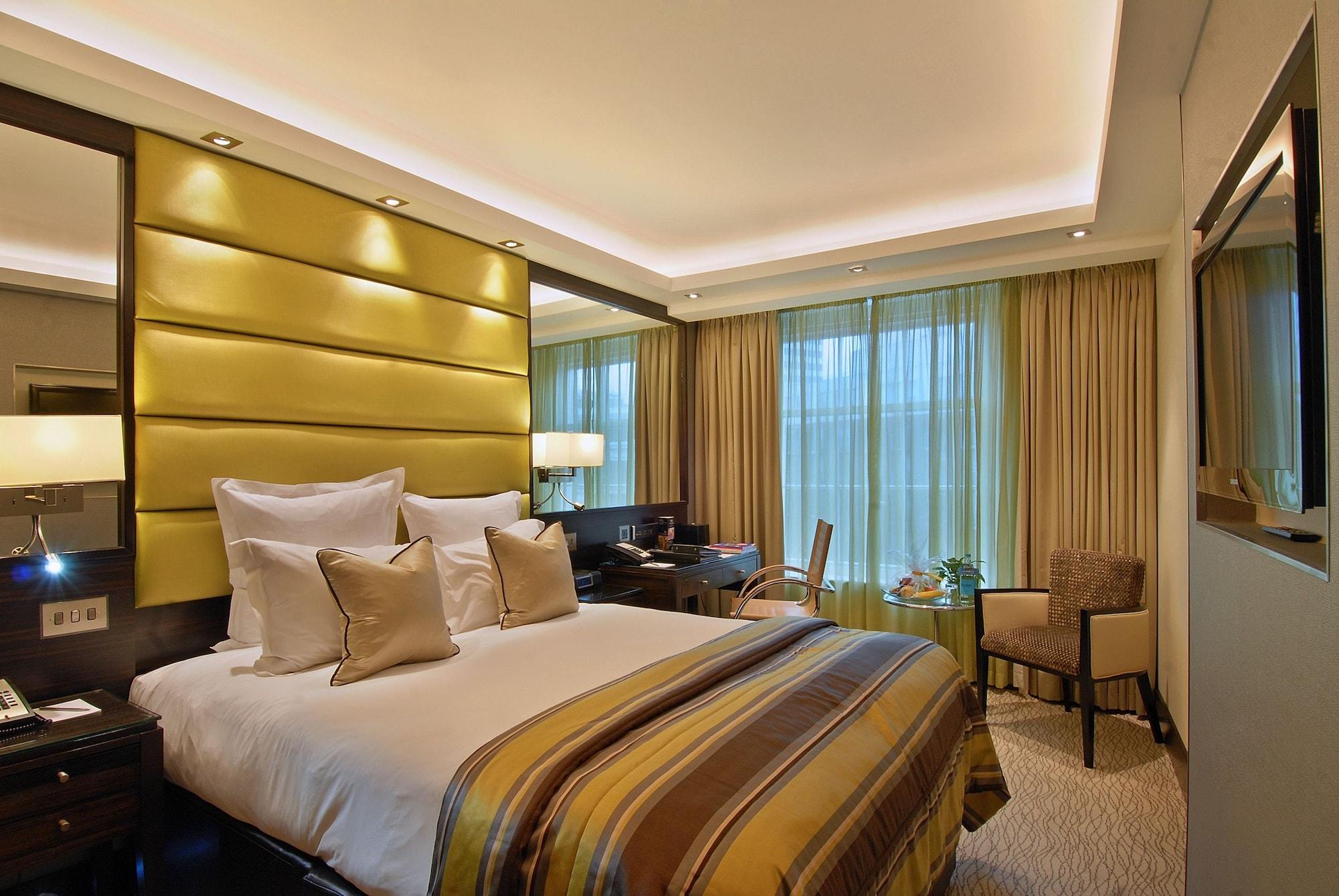 Park Grand Mayfair London Bagian luar foto A bedroom at the InterContinental London The O2