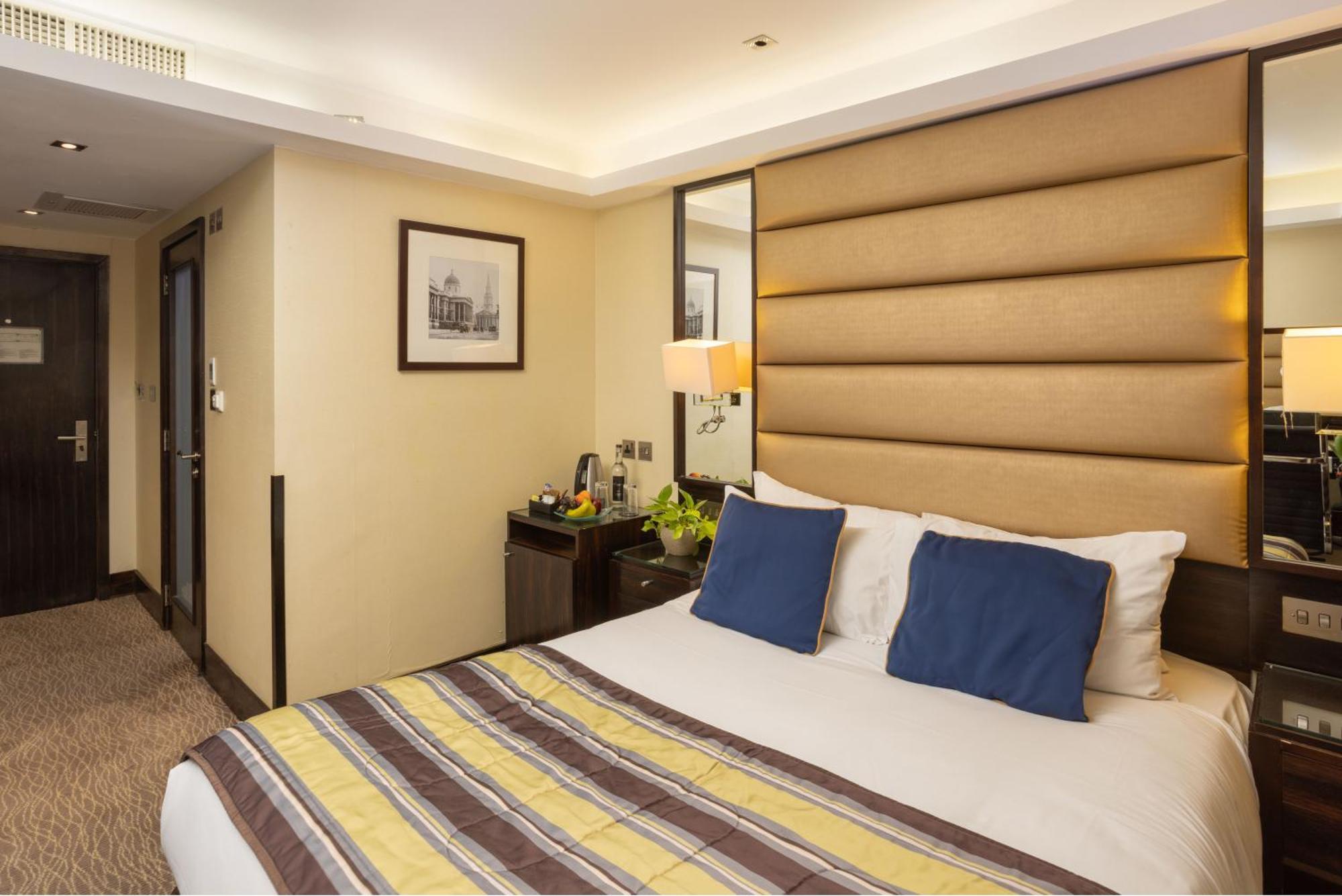 Park Grand Mayfair London Bagian luar foto A room at the hotel