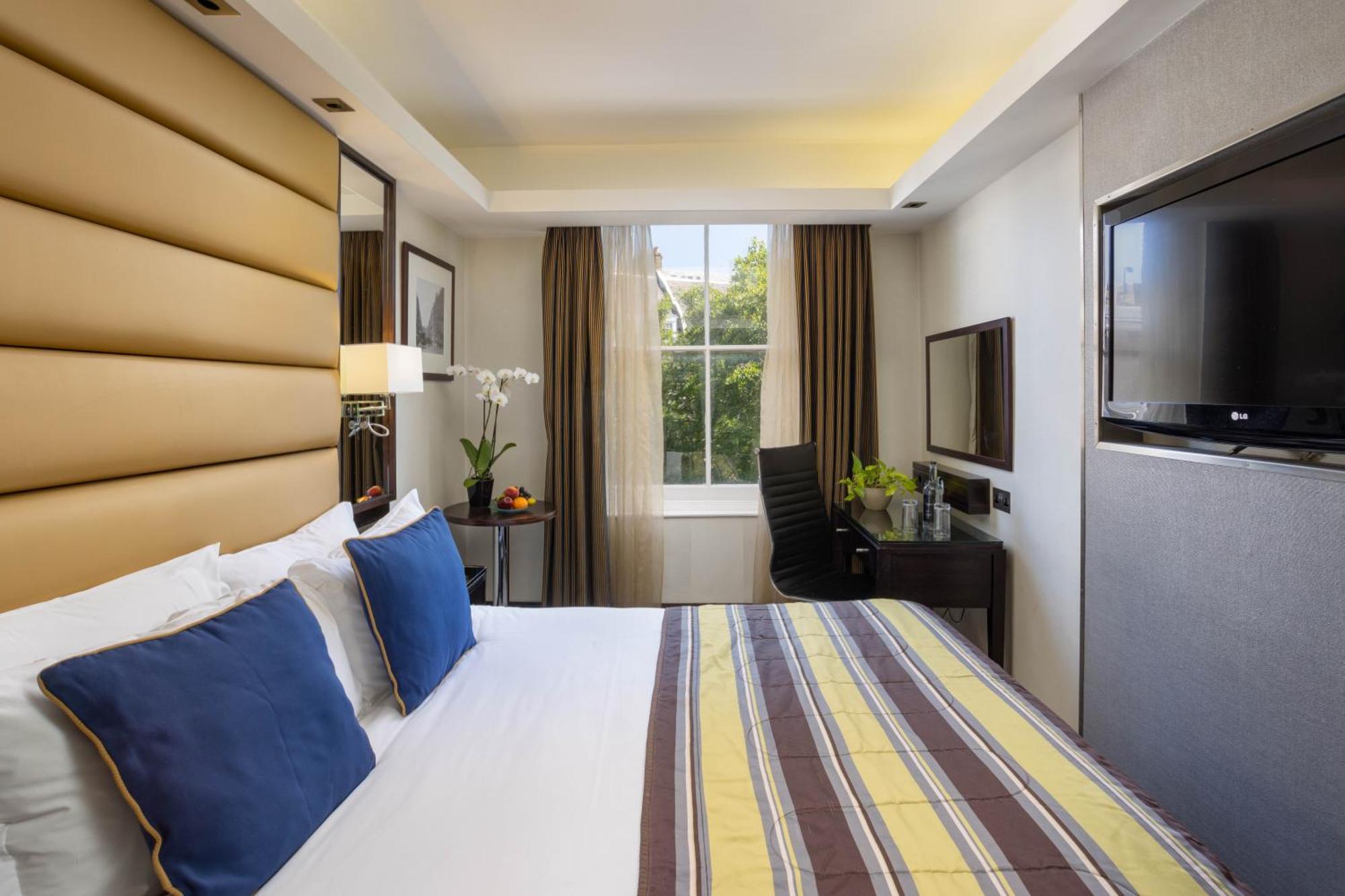 Park Grand Mayfair London Bagian luar foto A bedroom at the hotel