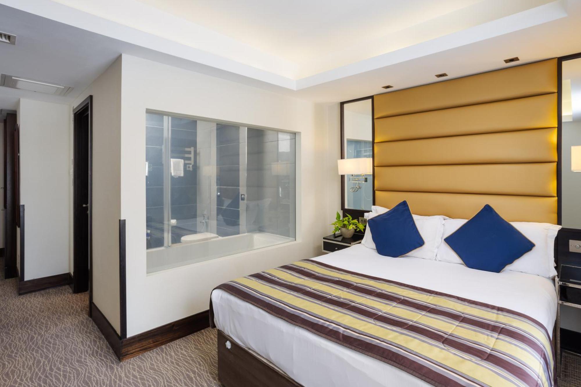 Park Grand Mayfair London Bagian luar foto A bedroom at the hotel