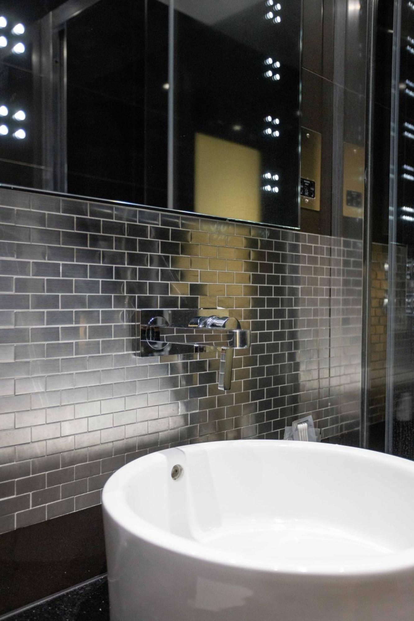 Park Grand Mayfair London Bagian luar foto Subway tiles in a shower