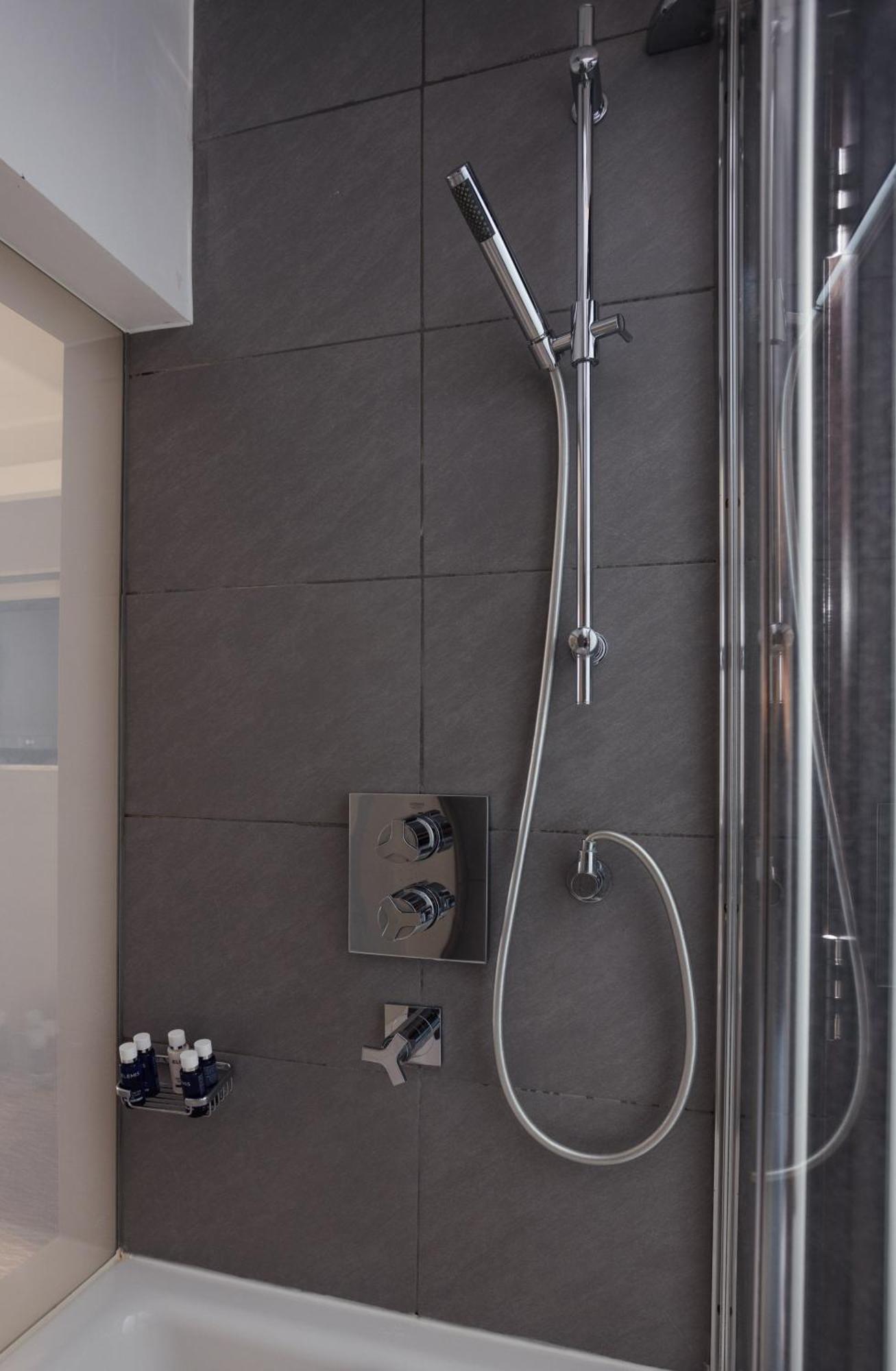 Park Grand Mayfair London Bagian luar foto A shower valve
