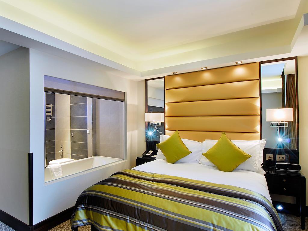 Park Grand Mayfair London Bagian luar foto A bedroom at the Hilton London West End