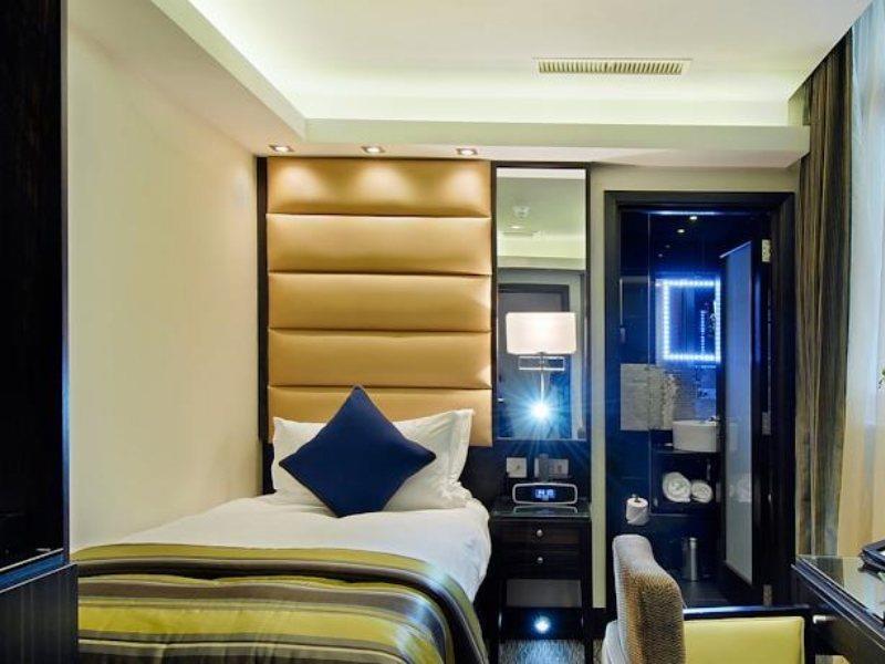 Park Grand Mayfair London Bagian luar foto A room at the hotel