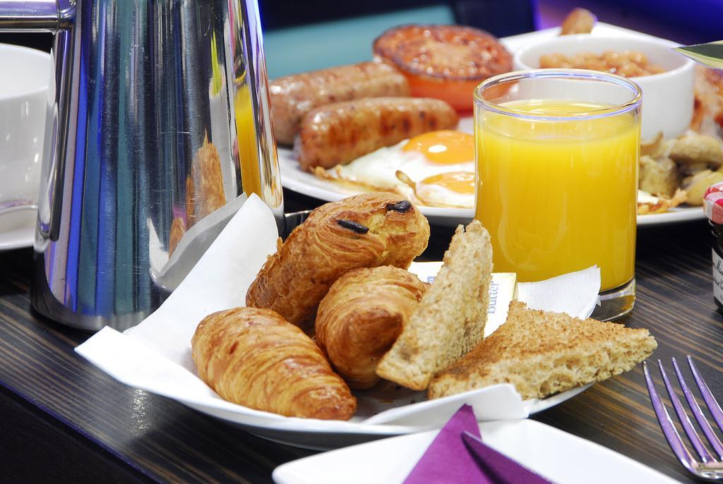 Park Grand Mayfair London Bagian luar foto A continental breakfast