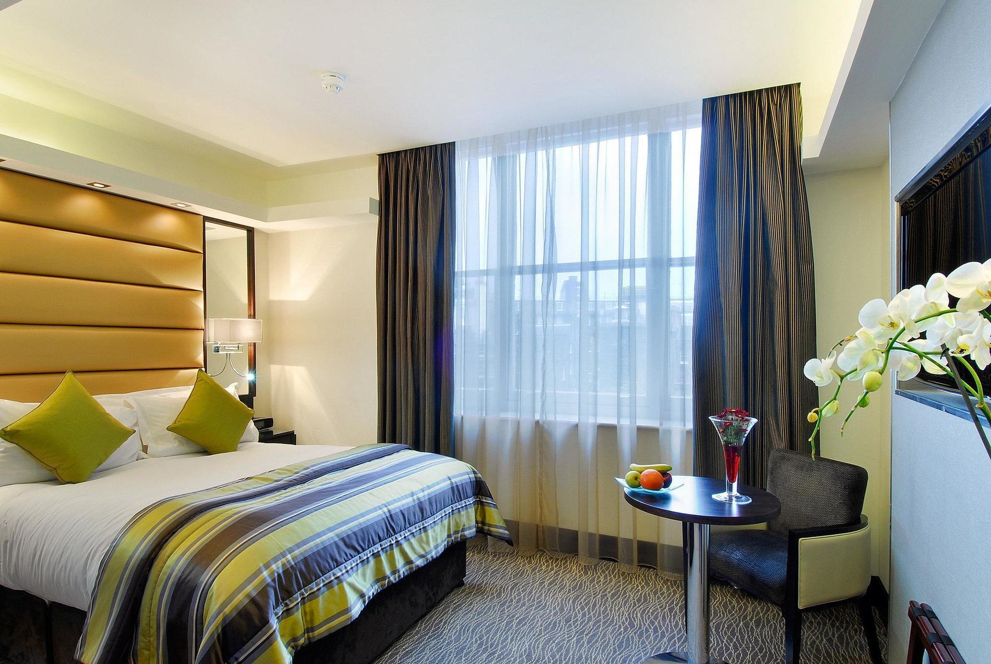 Park Grand Mayfair London Bagian luar foto A room at the hotel
