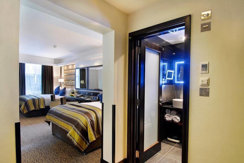 Park Grand Mayfair London Bagian luar foto A room at the hotel