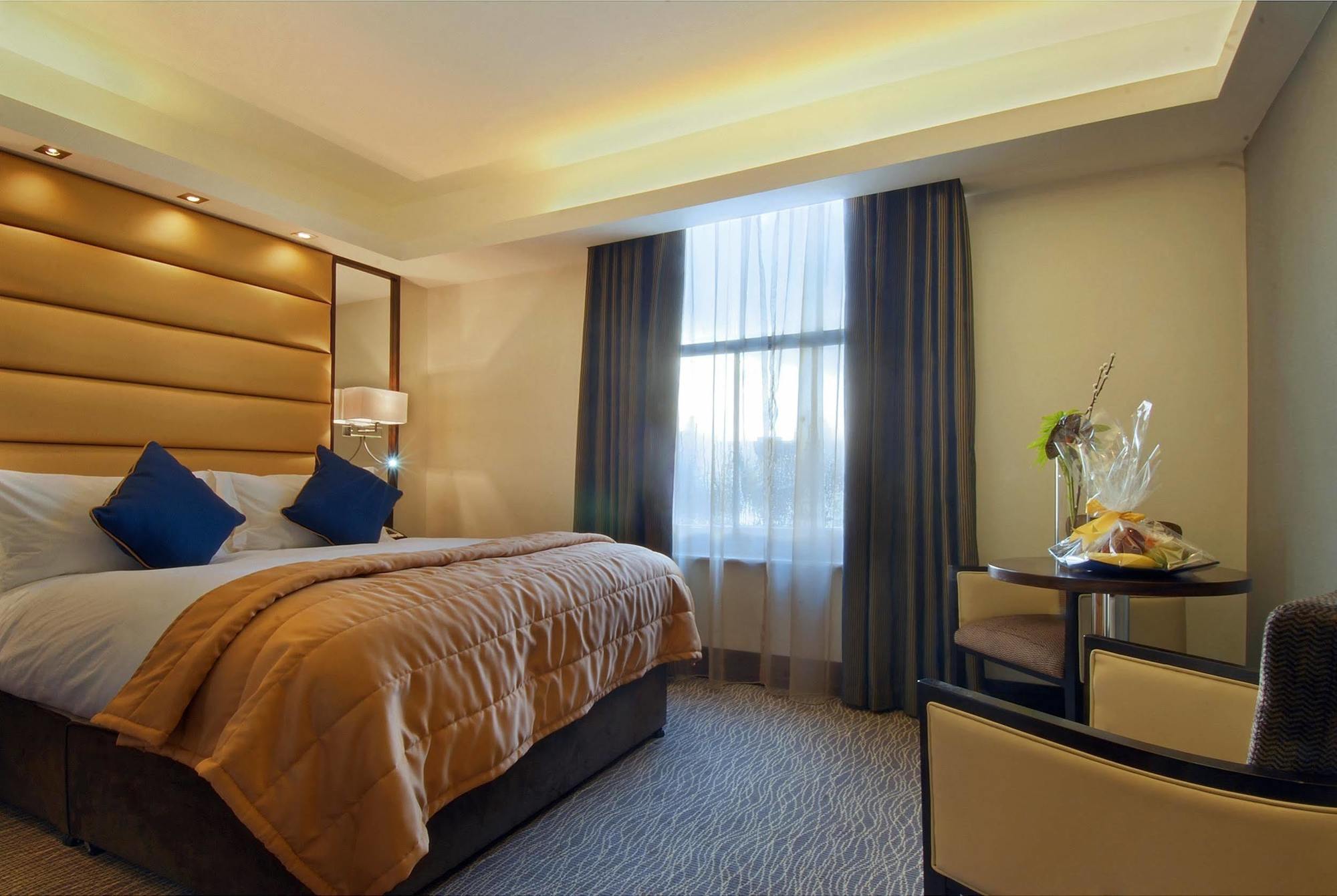 Park Grand Mayfair London Bagian luar foto A bedroom at the hotel