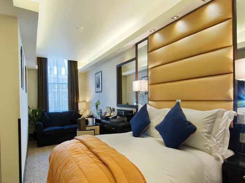 Park Grand Mayfair London Bagian luar foto A bedroom at the hotel