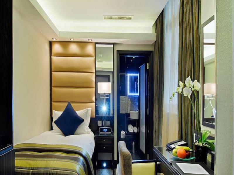 Park Grand Mayfair London Bagian luar foto A room at the hotel