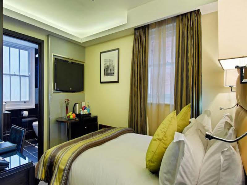 Park Grand Mayfair London Bagian luar foto A room at the hotel
