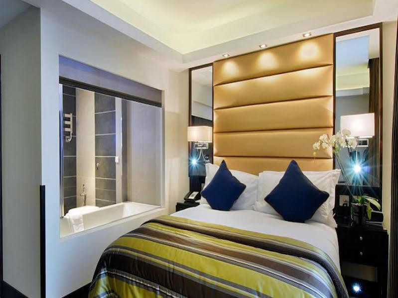 Park Grand Mayfair London Bagian luar foto A bedroom at the hotel