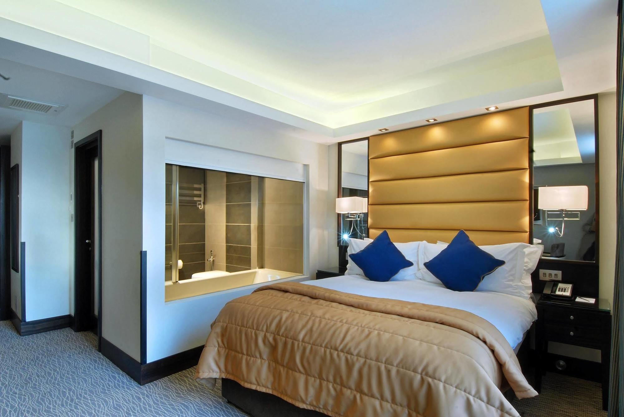 Park Grand Mayfair London Bagian luar foto A bedroom at the hotel