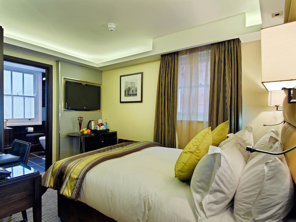 Park Grand Mayfair London Bagian luar foto A bedroom at the hotel