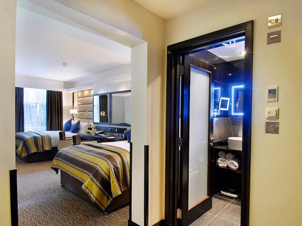 Park Grand Mayfair London Bagian luar foto A room at the Hilton London West End