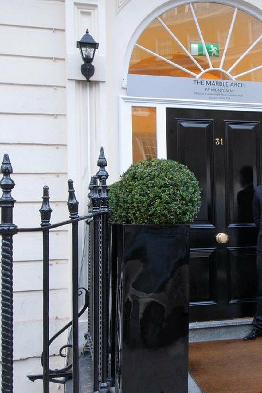 Park Grand Mayfair London Bagian luar foto The door of 31 Savile Row, the home of the Beatles