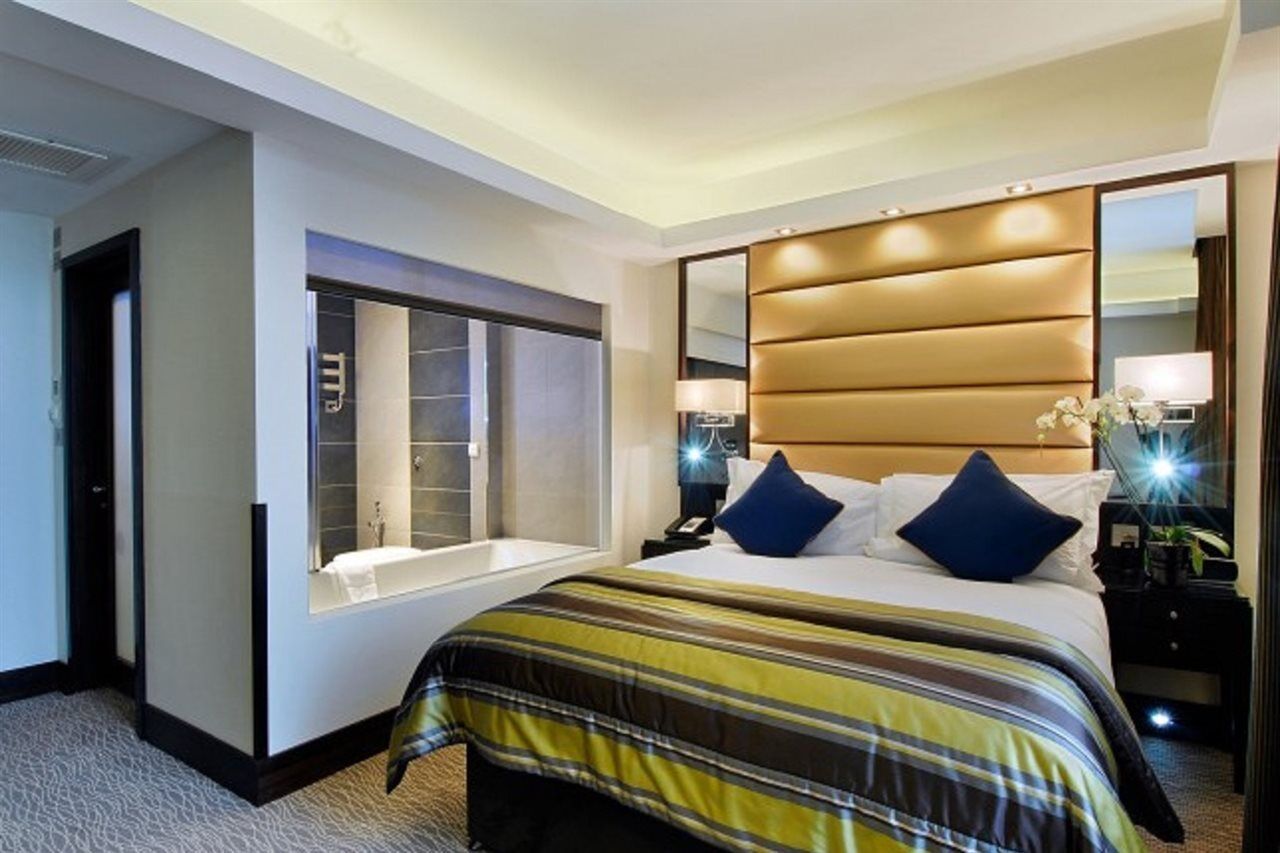 Park Grand Mayfair London Bagian luar foto A bedroom at the InterContinental London The O2