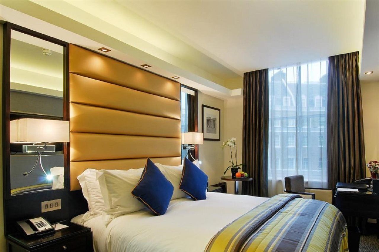 Park Grand Mayfair London Bagian luar foto A bedroom at the hotel