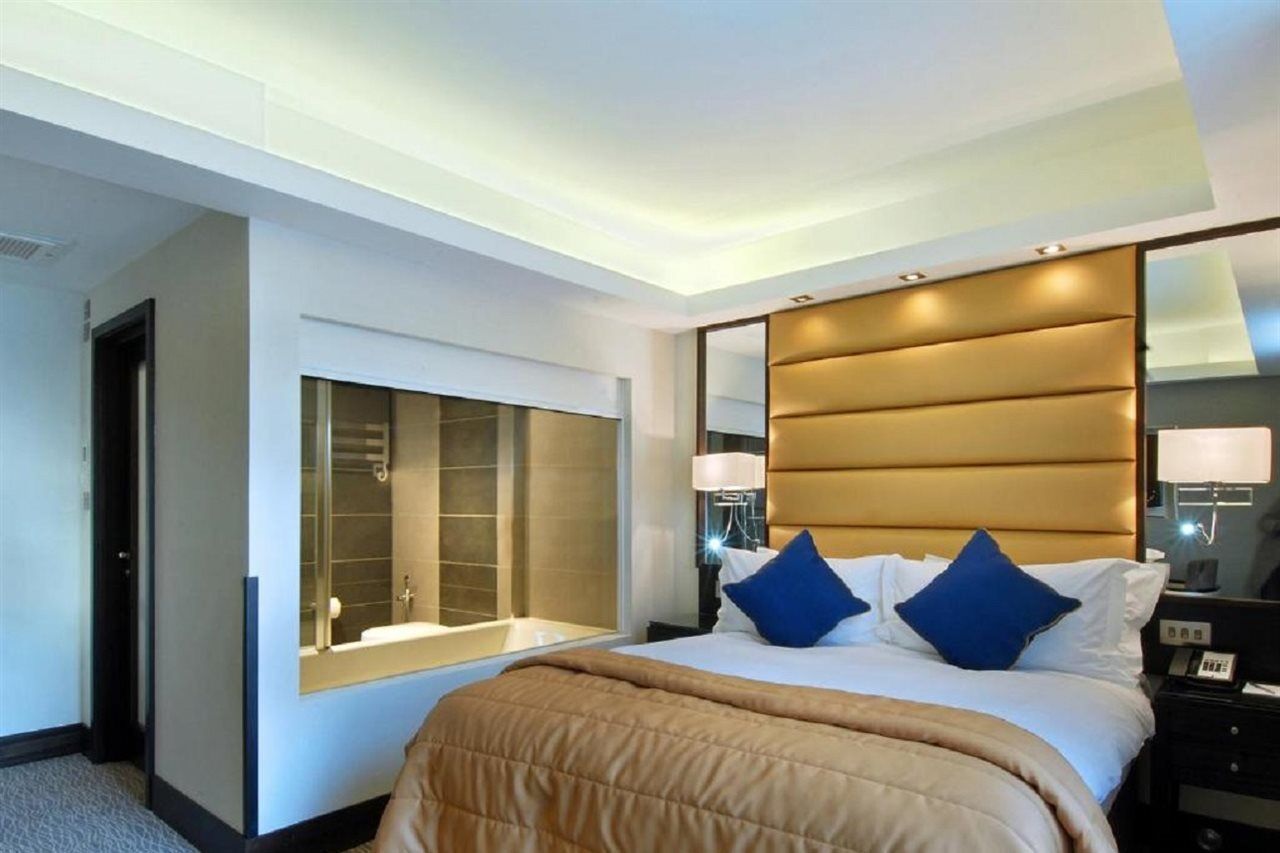 Park Grand Mayfair London Bagian luar foto A bedroom at the hotel